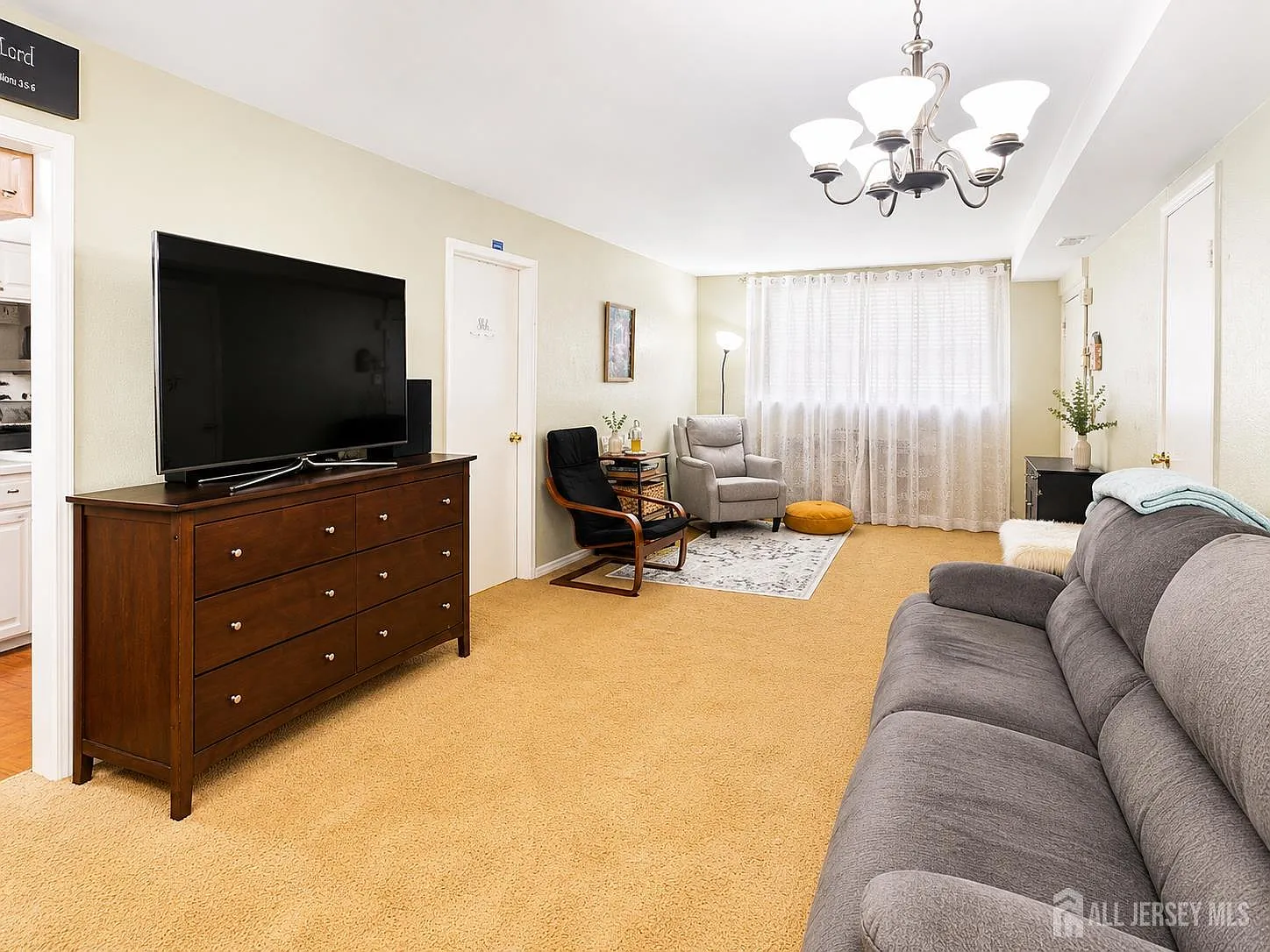 2 bed, 1.0 bath, 896 sqft, $2,300 — Photo 3