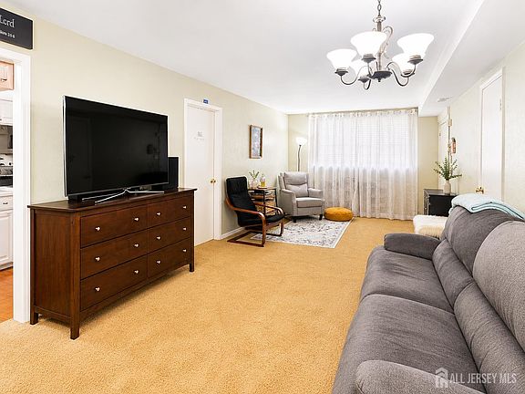 4th image of 190 College Dr