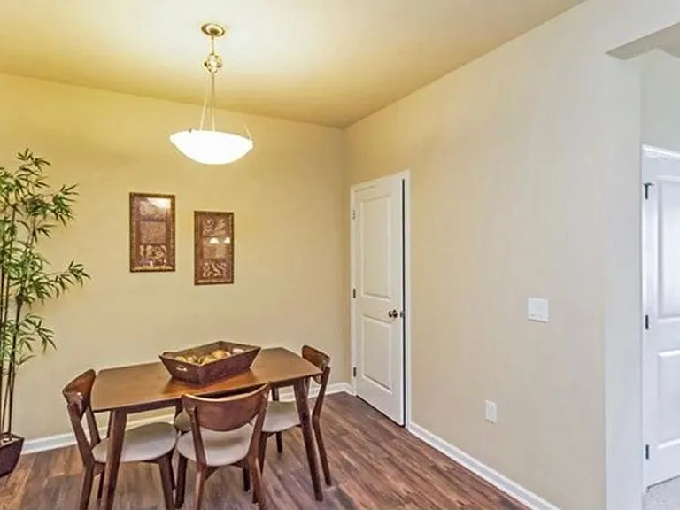 12 SE Booth Ave — Photo 2