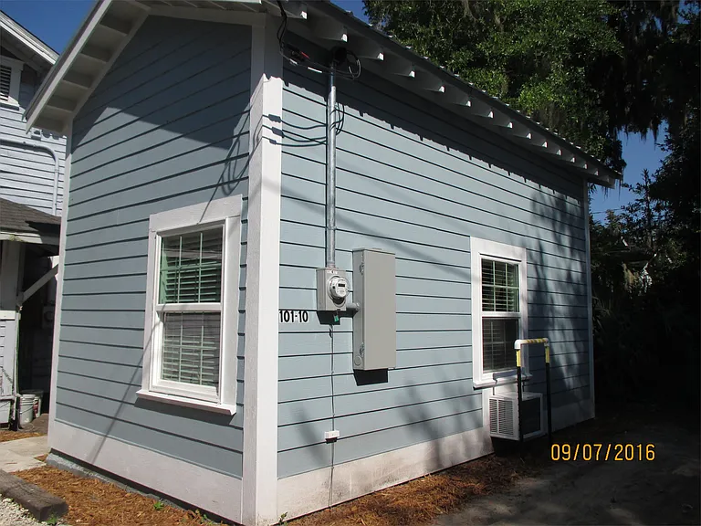 101 NW 7th Ter #10 — Photo 3