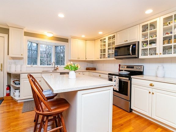 3rd image of 484 Brook Rd