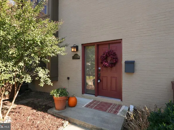2053 Golf Course Dr, Reston, VA 20191