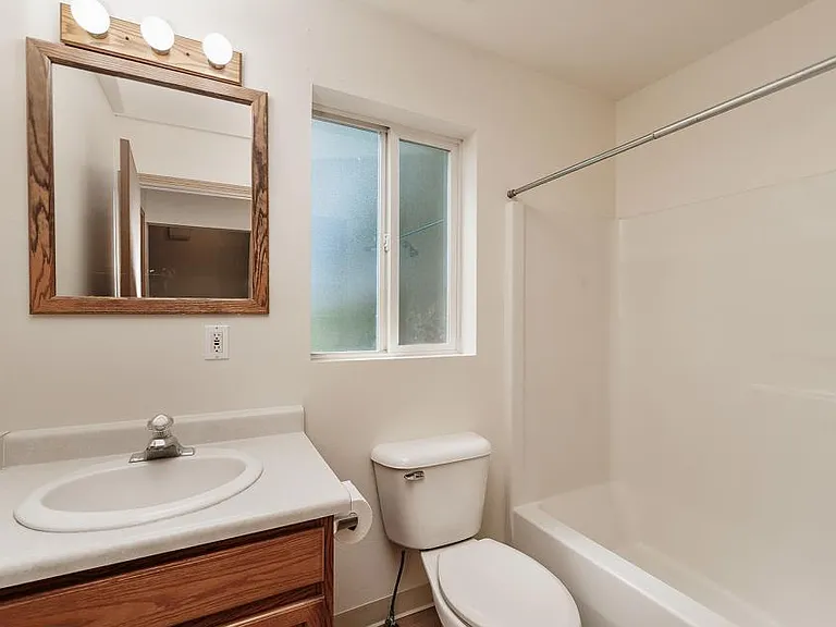 504 Josephine Dr #UPSTAIRS — Photo 9