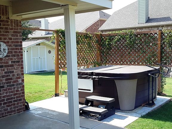 6 Person Spa
						:
						220v, 6 person Spa with privacy screen