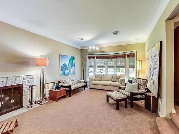 2nd image of 3040 W Bryn Mawr Ave