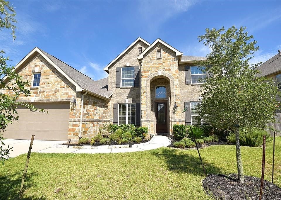 Barely lived in home located in Walnut Creek, with warm wood flooring in the common areas, neutral color ceramic tile in the wet areas and quick easy access to 59.