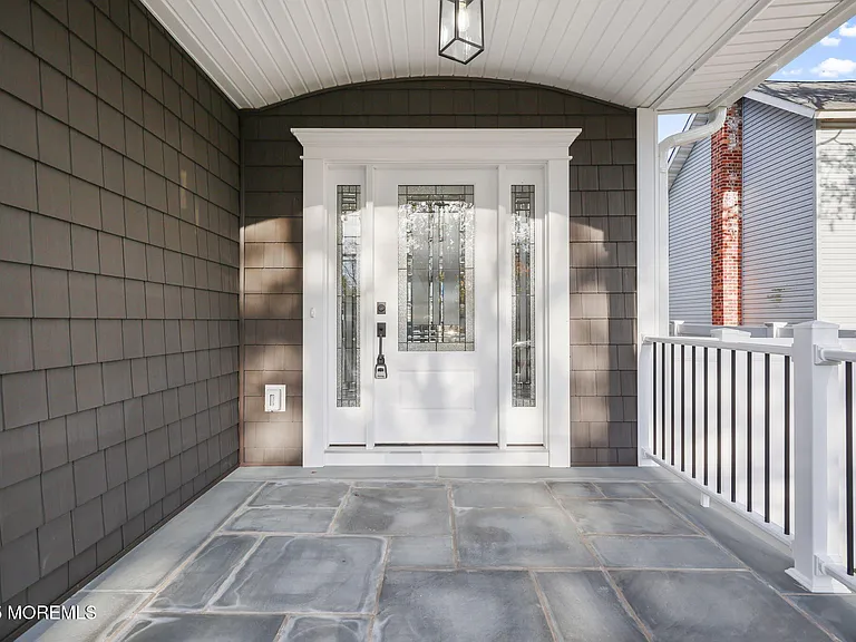 211 Rockwell Ave — Photo 3