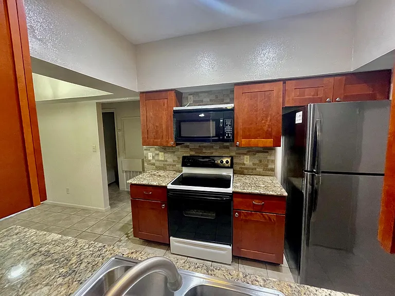 421 W San Antonio St #J1 — Photo 4