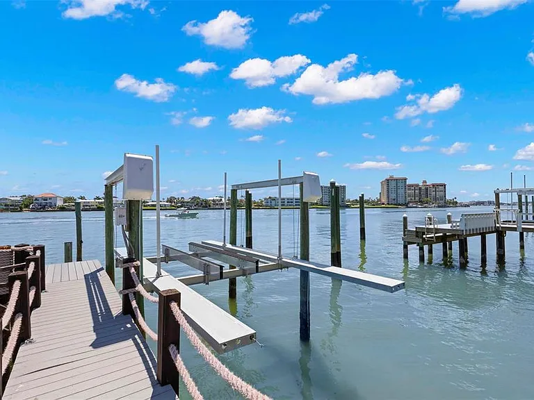 819 Bay Esplanade — Photo 35