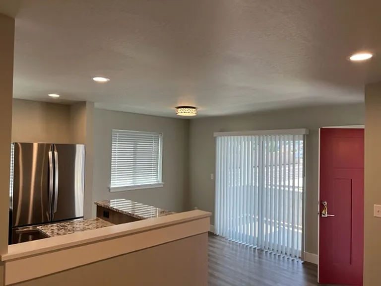 405-415 E Rapp Rd — Photo 8