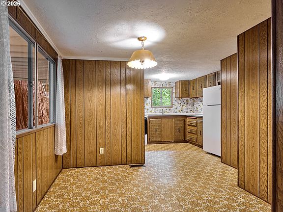5th image of 22069 Erica Dr NE