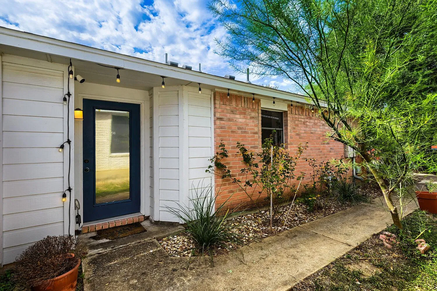 3 bed, 2.0 bath, 1271 sqft, $1,995 — Photo 3