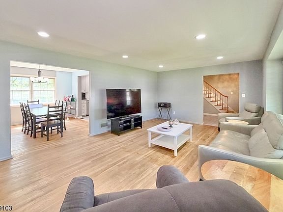3rd image of 93 Summit Ct