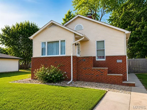 411 E Chestnut St, Gillespie, IL 62033