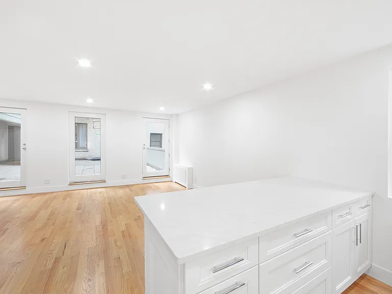 215 E 59th St #CHR — Photo 6
