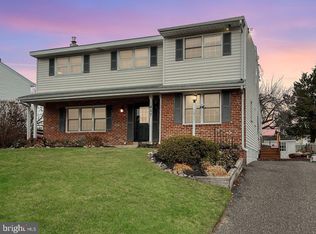 417 Farnsworth Dr, Broomall, PA 19008