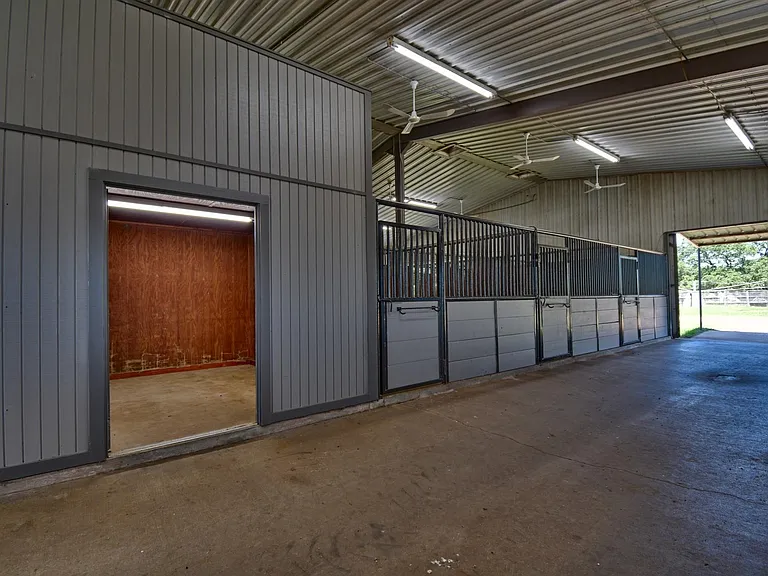 8616 FM 2502 — Photo 11