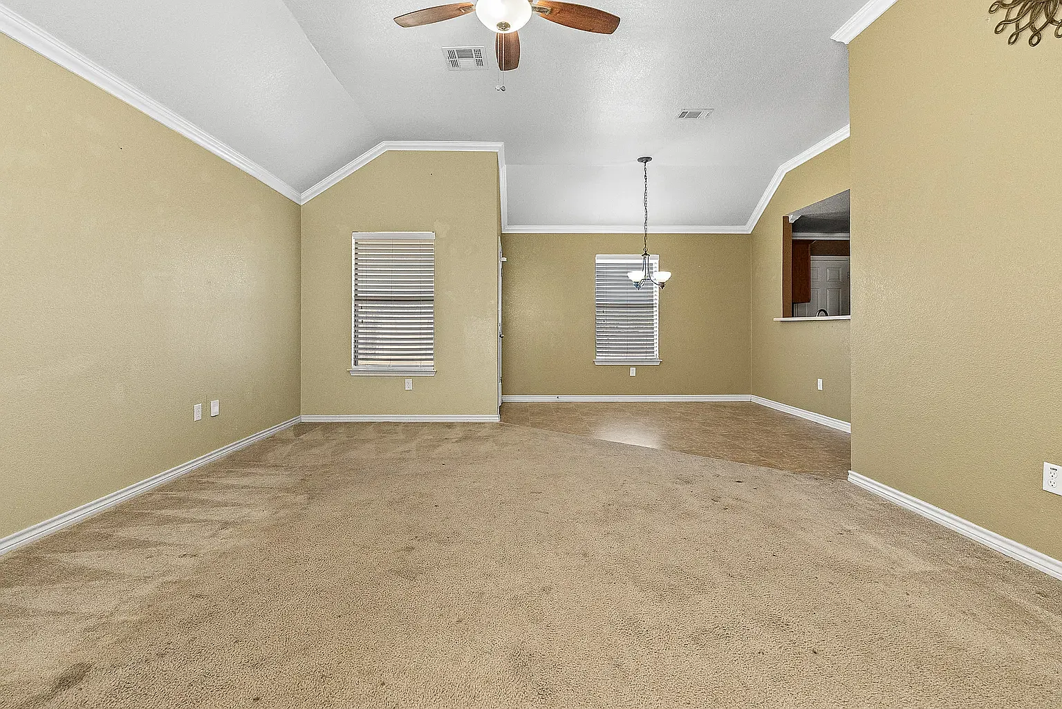 3 bed, 1256 sqft, $1,645 — Photo 2