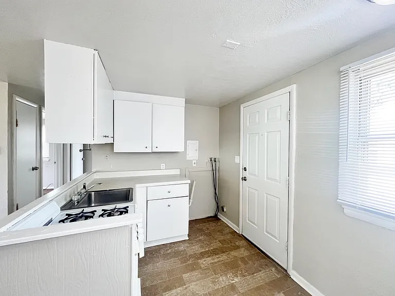 811 E Lake Ave — Photo 2