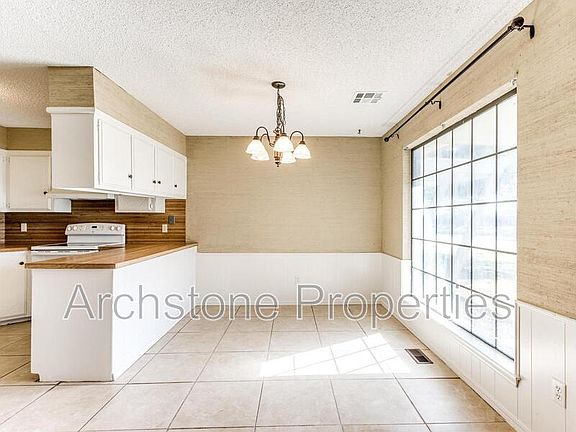 3rd image of 6605 Lyrewood Ln