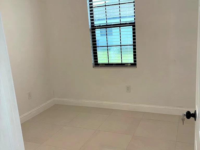1112 Gilbert Ave S #1 — Photo 5