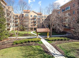 5100 W 96th St APT 220, Oak Lawn, IL 60453