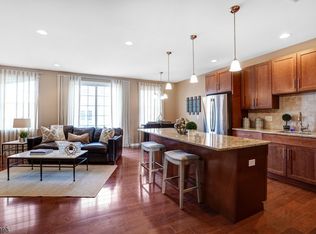 19 Beresford Ln, Livingston, NJ