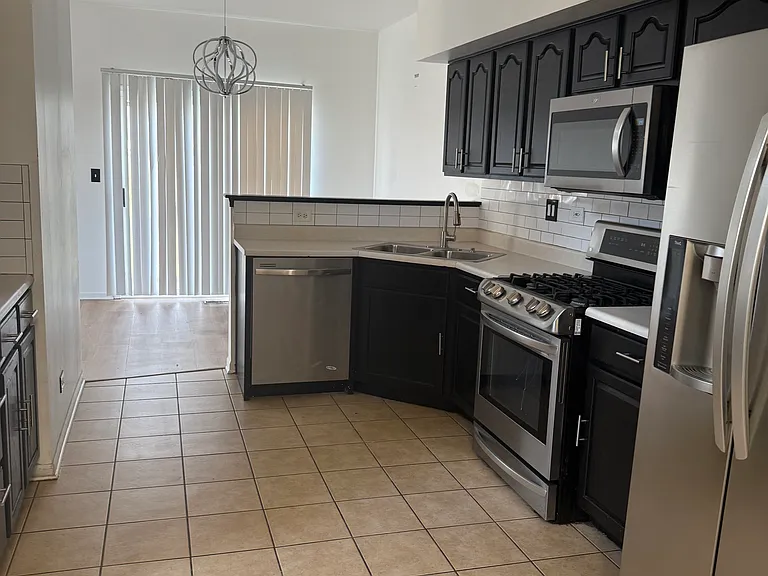 1041 Woodview Ct — Photo 6