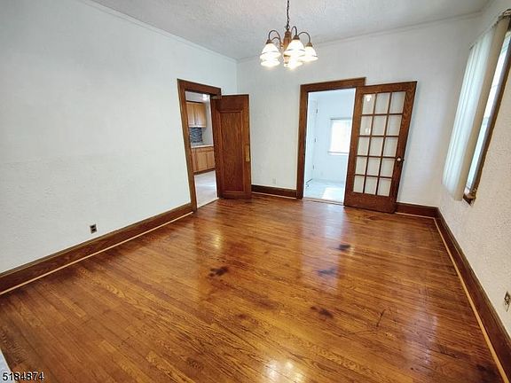 4th image of 90 Tuxedo Pkwy