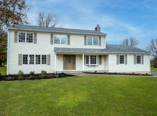 15 Shepherds Ln, Whitehouse Station, NJ 08889