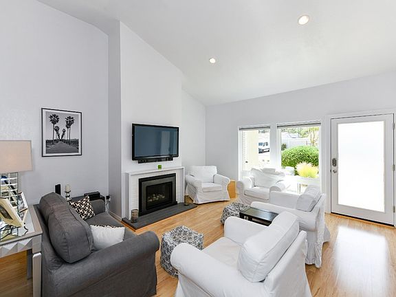 4th image of 922 Mariposa Lane