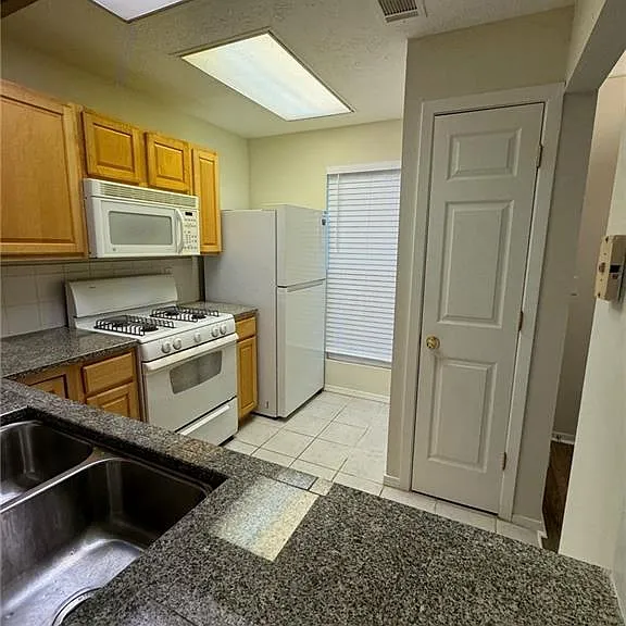 1306 Wedgewood Ct — Photo 6