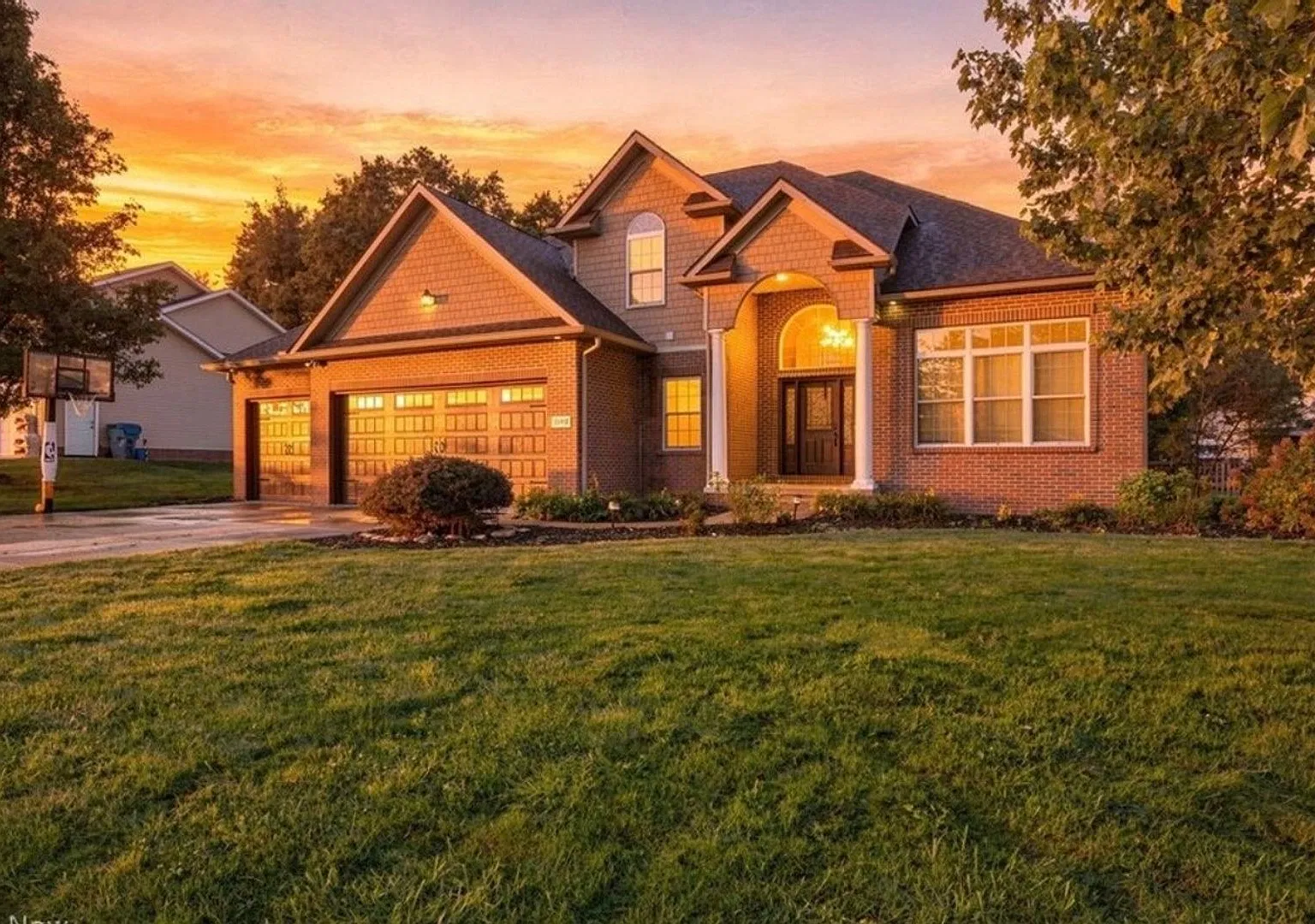 Spacious 4BR 3 1/2 bath House in Green — Photo 1