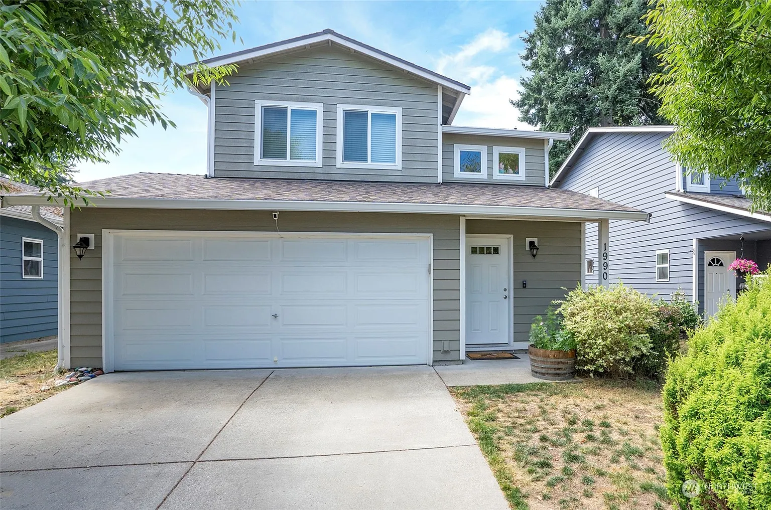 1990 Kelowna Place SE photo 1
