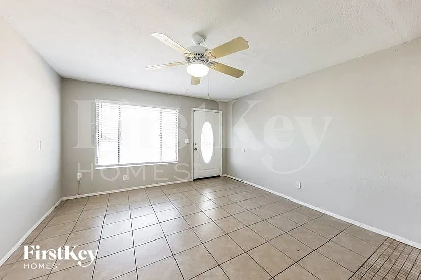 3 bed, 2.0 bath, 1902 sqft, $2,325 — Photo 3