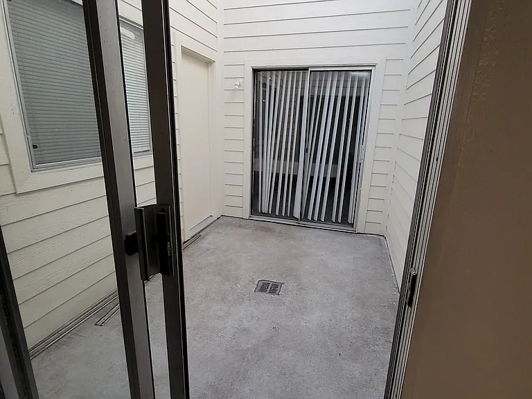 1913 Edgestone Cir — Photo 7