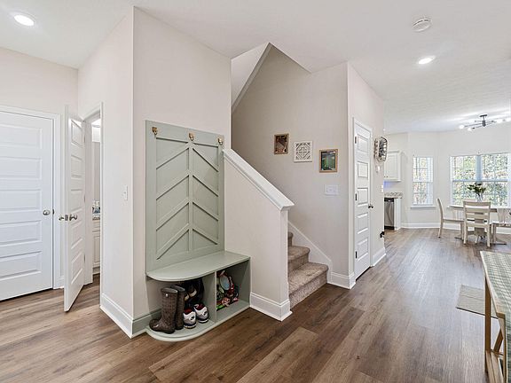 5th image of 1410 Womrath Rd