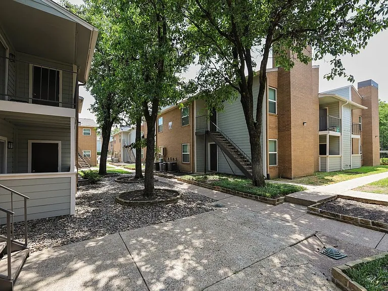 Deerwood Apartments — Photo 9