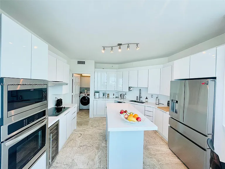 300 S Pointe Dr #705 — Photo 12