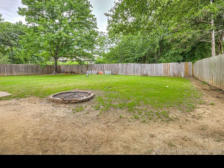 205 Fox Run Cir — Photo 3