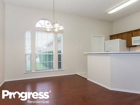 4th image of 819 Carrington Dr