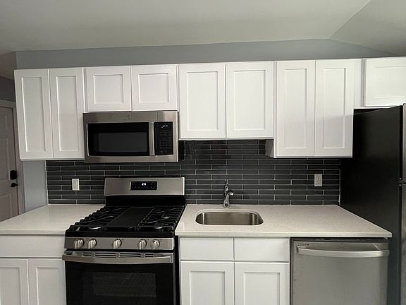 2nd image of 154 Hallock Ave #3