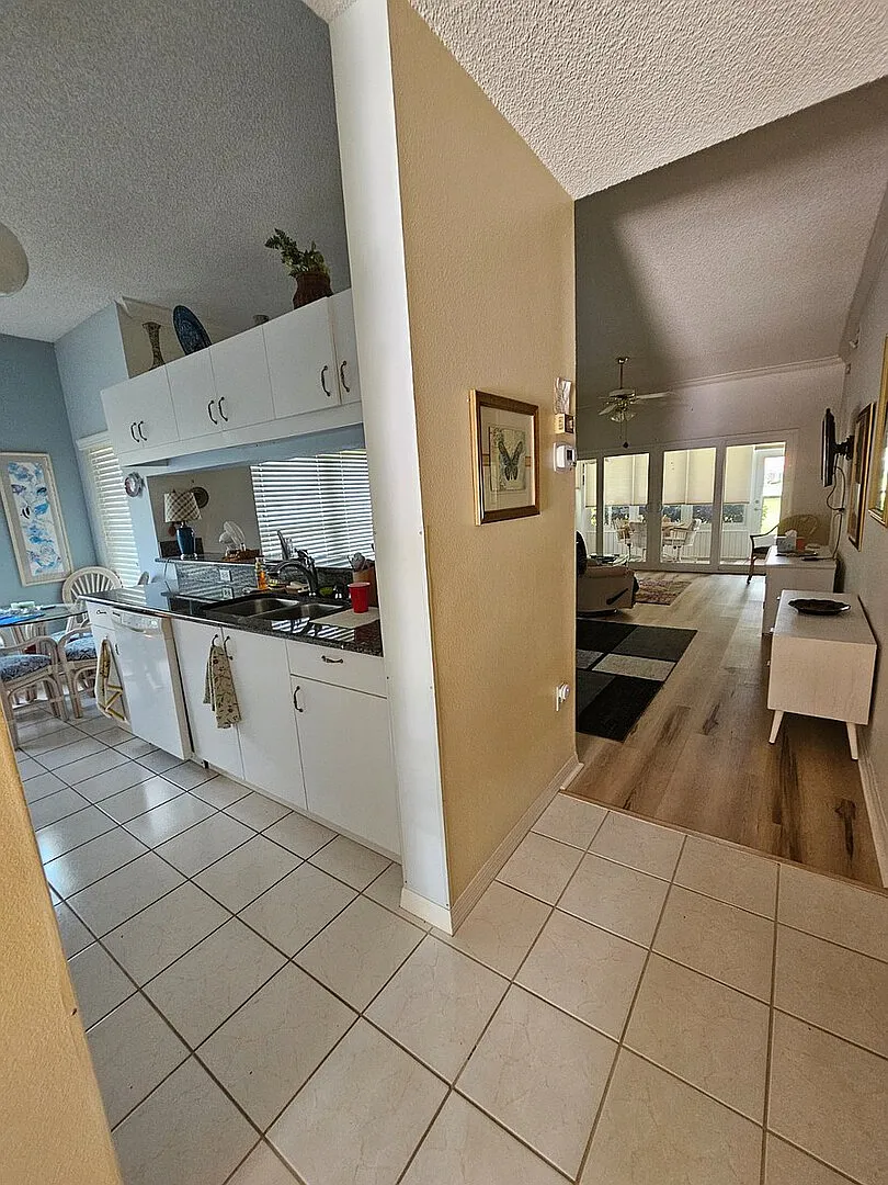Stunning Fully Furnished 3-Bed Condo on Golf Course with Resort-Style — Photo 3