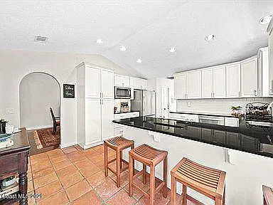 136 10th Ave — Photo 20