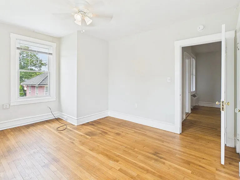 2400 Barton Ave — Photo 36