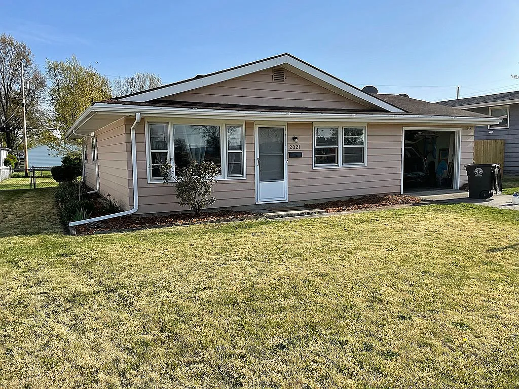 2021 Huffman Blvd photo 1