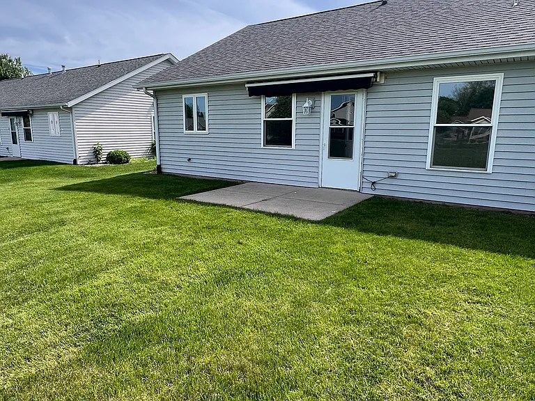 503 Larkspur Ln — Photo 2