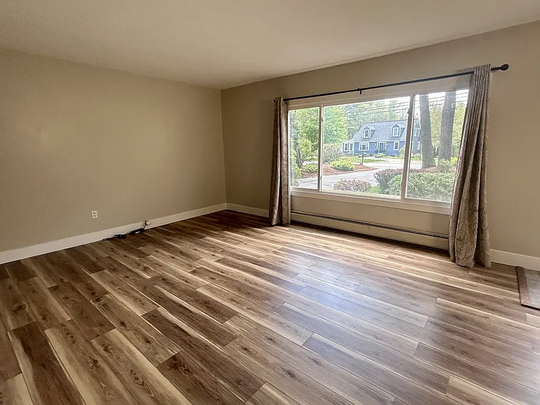 Huge Livingroom with new flooring