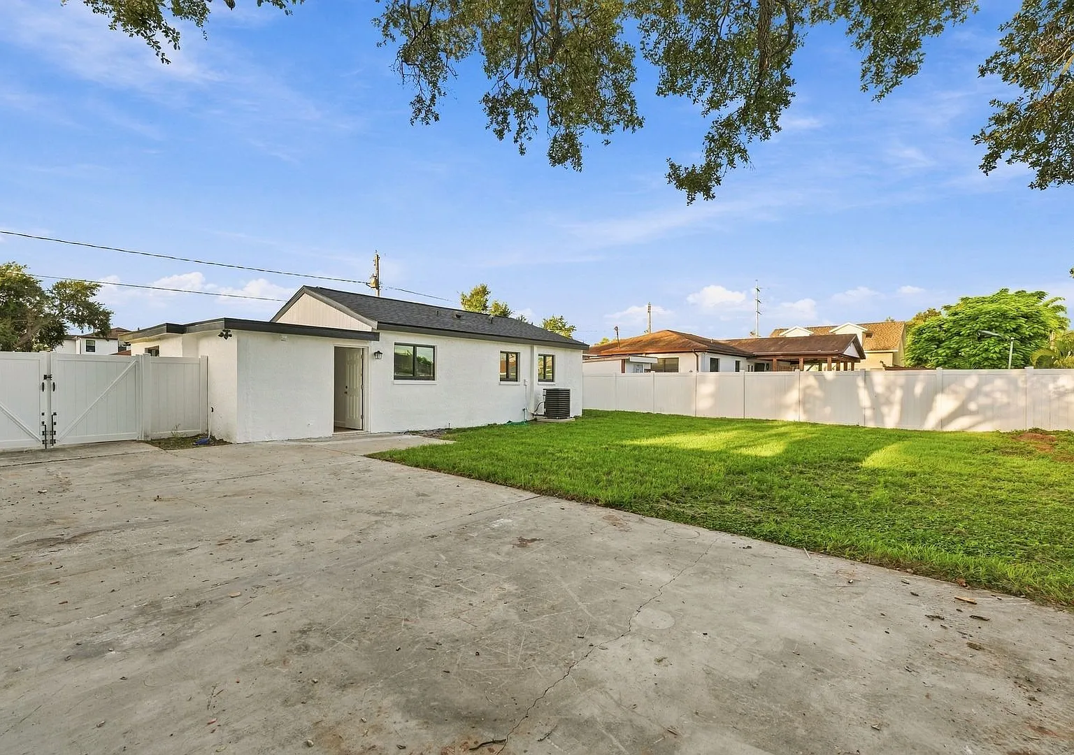 Completely Renovated 3/2 — Photo 3