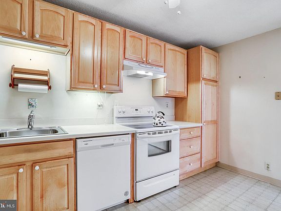 2nd image of 307 Yoakum Pkwy APT 805